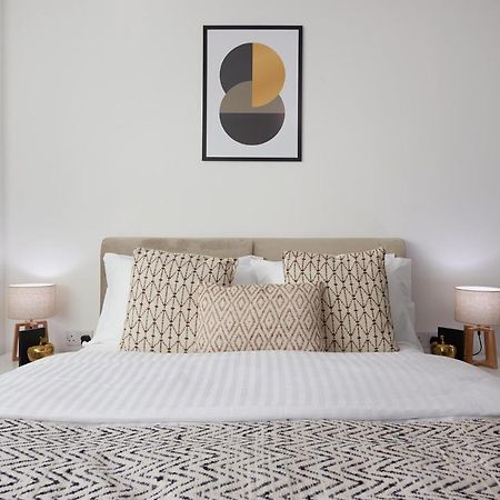 Apartament Seven Living Slough - Free Parking & Fast Wi-Fi Zewnętrze zdjęcie