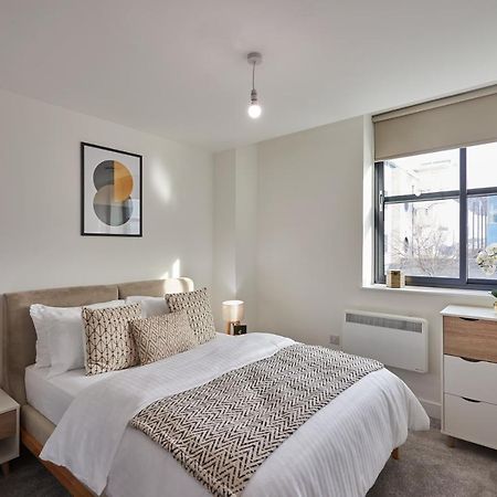 Apartament Seven Living Slough - Free Parking & Fast Wi-Fi Zewnętrze zdjęcie