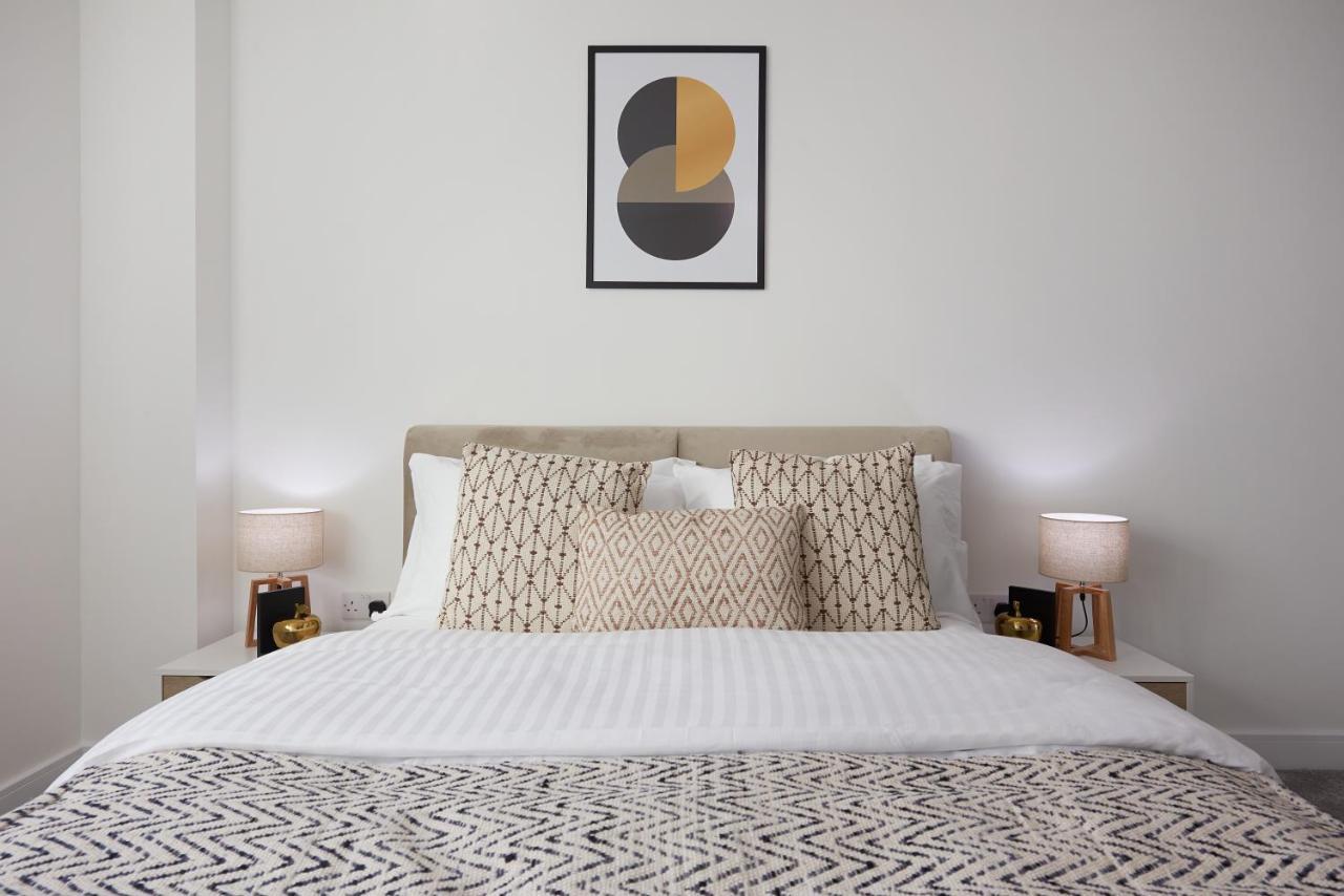 Apartament Seven Living Slough - Free Parking & Fast Wi-Fi Zewnętrze zdjęcie