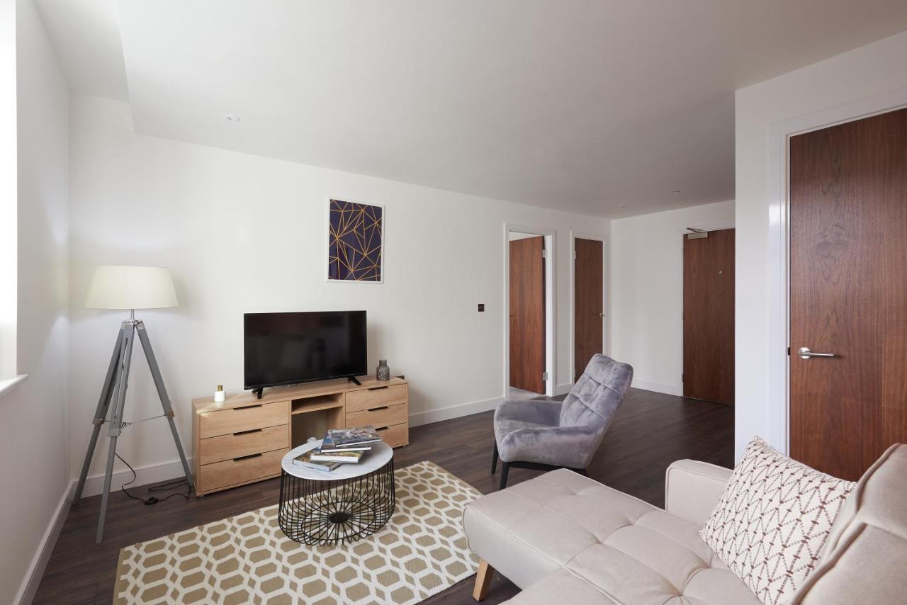 Apartament Seven Living Slough - Free Parking & Fast Wi-Fi Zewnętrze zdjęcie