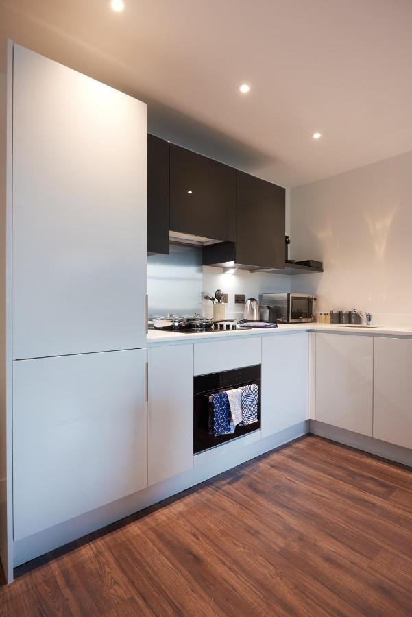 Apartament Seven Living Slough - Free Parking & Fast Wi-Fi Zewnętrze zdjęcie