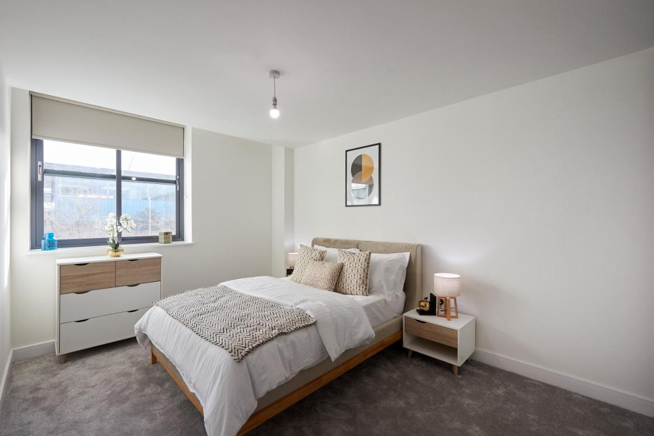 Apartament Seven Living Slough - Free Parking & Fast Wi-Fi Zewnętrze zdjęcie