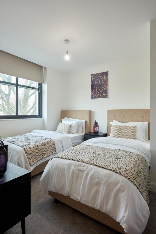 Apartament Seven Living Slough - Free Parking & Fast Wi-Fi Zewnętrze zdjęcie