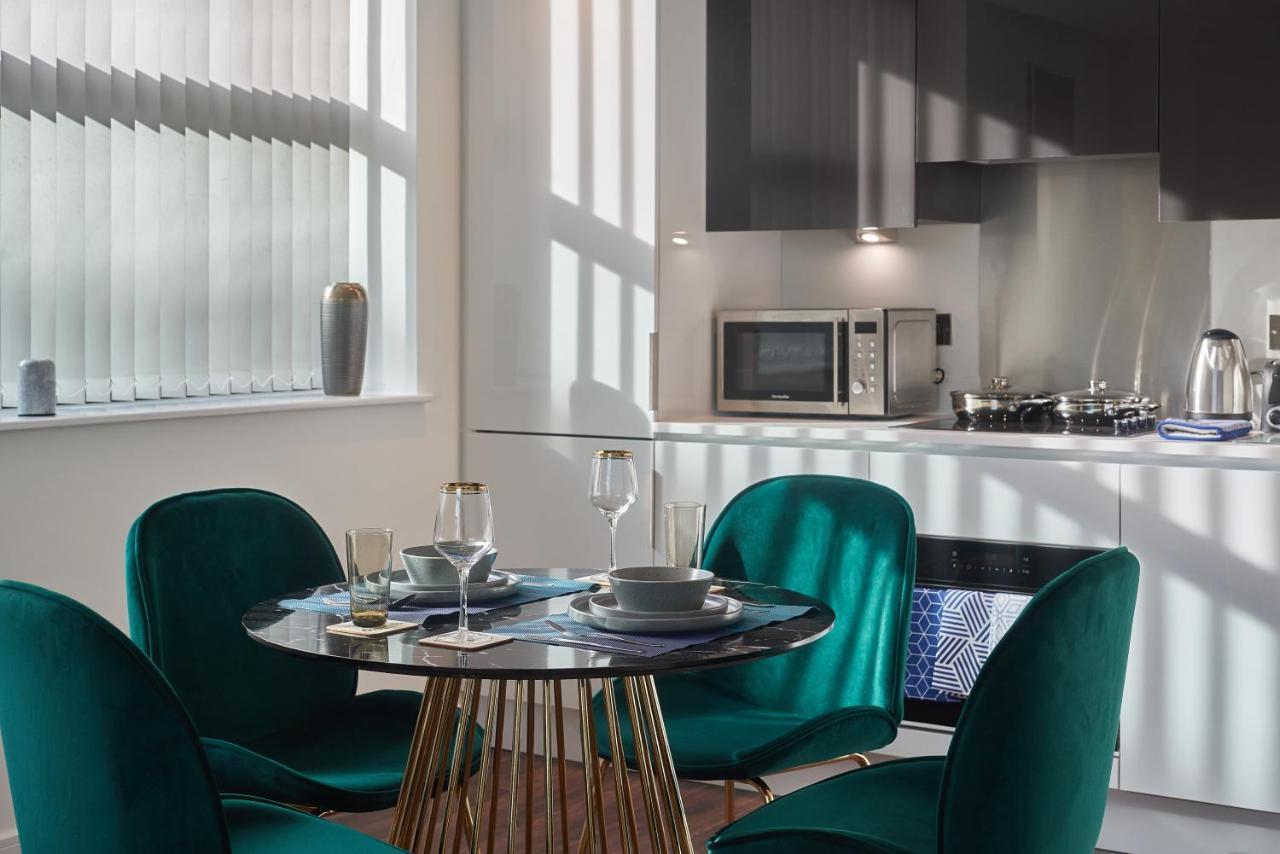 Apartament Seven Living Slough - Free Parking & Fast Wi-Fi Zewnętrze zdjęcie