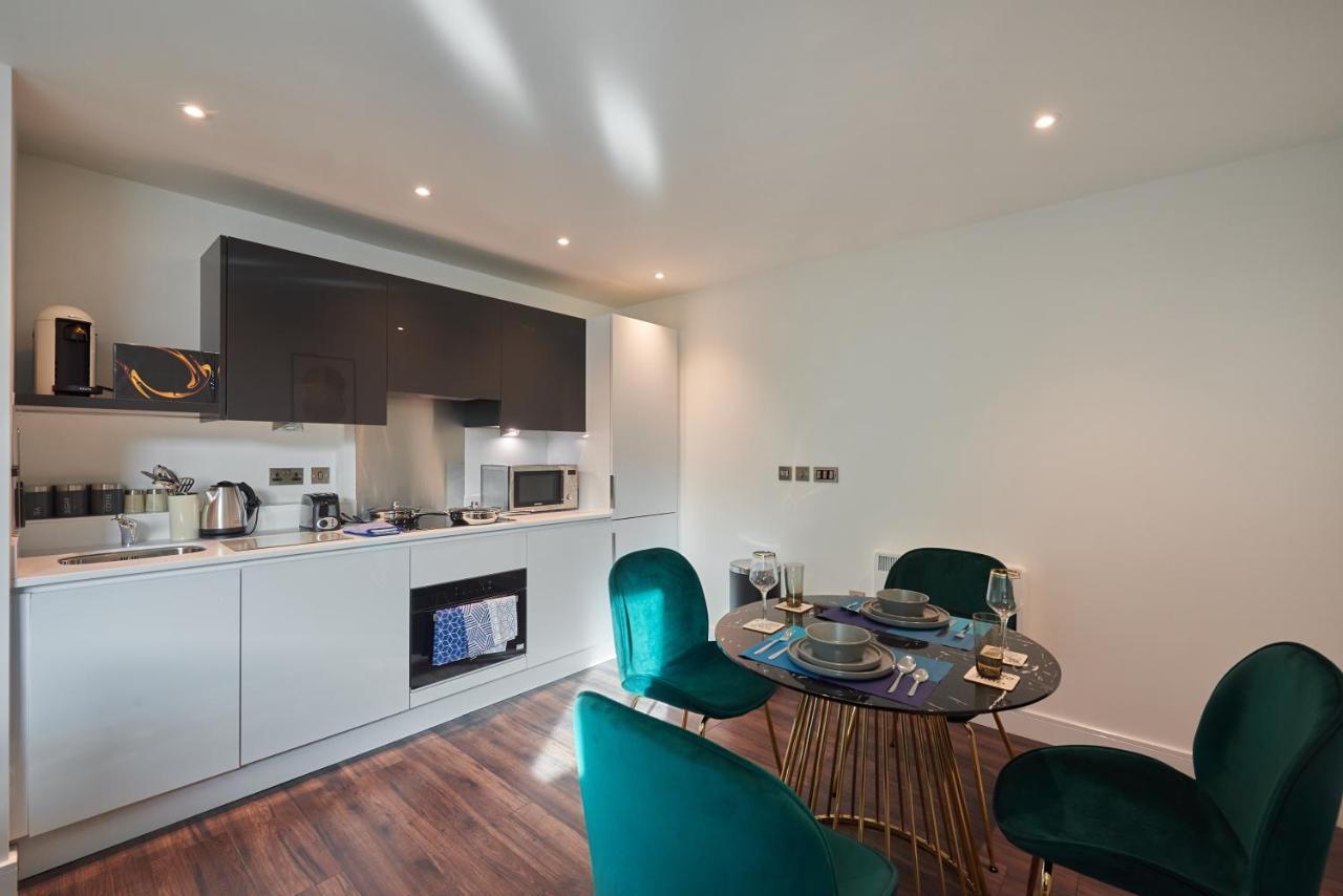 Apartament Seven Living Slough - Free Parking & Fast Wi-Fi Zewnętrze zdjęcie
