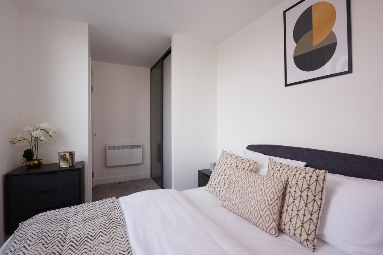 Apartament Seven Living Slough - Free Parking & Fast Wi-Fi Zewnętrze zdjęcie