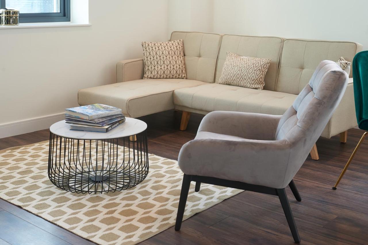 Apartament Seven Living Slough - Free Parking & Fast Wi-Fi Zewnętrze zdjęcie